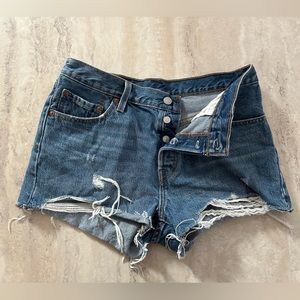 Women’s LEVIS 501 distressed shorts size 29